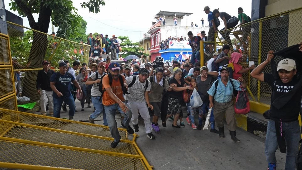 Μετανάστες από την Ονδούρα έσπασαν τα σύνορα στο Μεξικό – Θα προσπαθήσουν να μπουν στις ΗΠΑ (εικόνες)